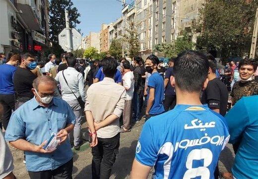 تجمع طرفداران استقلال مقابل ساختمان باشگاه خبرنگاران
