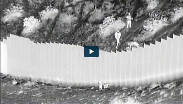 پرتاب دو کودک خردسال از دیوار مرزی آمریکا و مکزیک