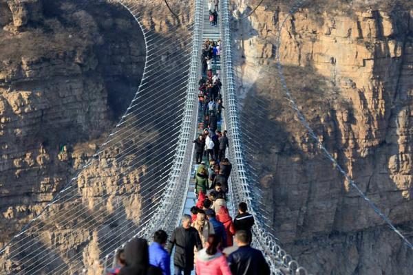 پل هونگیاگو؛ طولانی ترین پل شیشه ای دنیا در چین